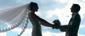 Qual der Wahl. Wer in Potsdam heiratet, braucht das nicht im Stadthaus zu tun. Gegen einen Aufpreis stehen auch die Kirche am Neuendorfer Anger (o.l.), das Schloss Kartzow (o.r.), das Herrenhaus des Kronguts Bornstedt (u.l.) sowie das Maurische Kabinett des Belvedere-Schlosses auf dem Pfingstberg (u.r.) zur Verfügung.