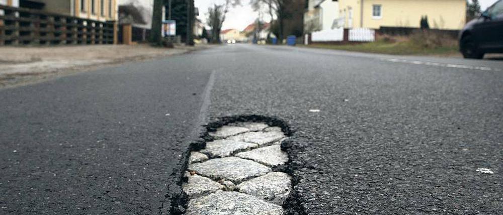 Loch an Loch. Für eine gründliche Instandsetzung der Potsdamer Straße in Saarmund fehlt dem Land das Geld.