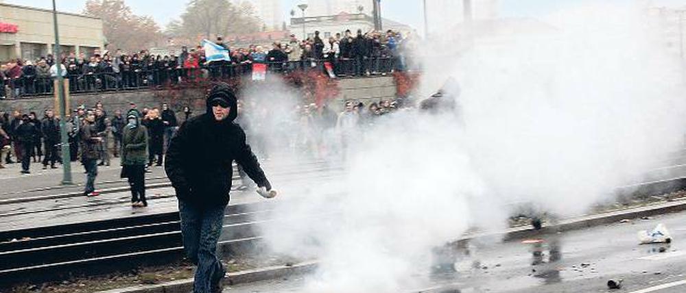 Straßenkampf. Antifa-Demo gegen einen Neonazi-Aufmarsch im Jahr 2004.