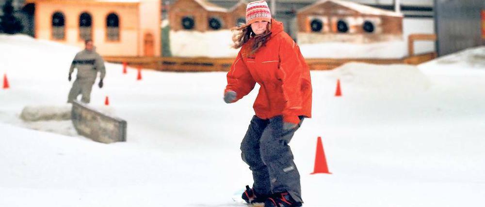 Abfahrt vom Senftenberg. 130 Meter lang ist die Piste in der Skihalle „Snowtropolis“, in der man auch bei Regen so tun kann, als wäre richtiger Winter.