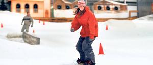 Abfahrt vom Senftenberg. 130 Meter lang ist die Piste in der Skihalle „Snowtropolis“, in der man auch bei Regen so tun kann, als wäre richtiger Winter.