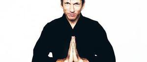 Künstler hinter der Kesselburg. Der Schlagzeuger Magnus Öström.