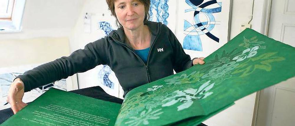 Kunst als Kommunikation. Tina Flau tritt in ihren Künstlerbüchern in den Dialog mit Autoren. Sie gibt dabei die Themen vor. Mit Durs Grünbein ging es um die Tiefsee, mit Oswald Egger um grüne Gedichte (Foto) und Wortakrobatik.