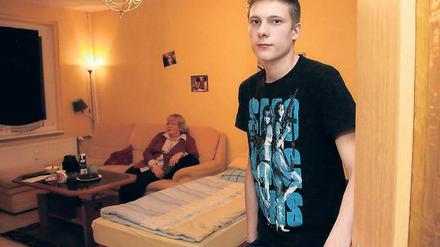 Selbstständiger Typ. Alexander Schnieblich in seiner Wohnung am Schlaatz. Der Abiturient lebt allein und bekommt Schüler-Bafög. Die Wohnung hat er über das Sozialmanagement der Pro Potsdam bekommen.