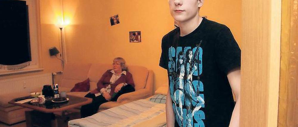 Selbstständiger Typ. Alexander Schnieblich in seiner Wohnung am Schlaatz. Der Abiturient lebt allein und bekommt Schüler-Bafög. Die Wohnung hat er über das Sozialmanagement der Pro Potsdam bekommen.