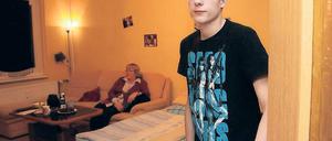Selbstständiger Typ. Alexander Schnieblich in seiner Wohnung am Schlaatz. Der Abiturient lebt allein und bekommt Schüler-Bafög. Die Wohnung hat er über das Sozialmanagement der Pro Potsdam bekommen.