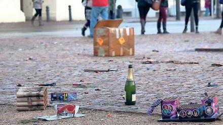 Impressionen vom Luisenplatz. Am Brandenburger Tor waren auch am zweiten Tag nach der Silvesternacht zumindest bis zum Nachmittag keine Reinigungsarbeiten zu beobachten. Touristen kamen auf ihrem Weg zum Park Sanssouci an leeren Sektflaschen und zahllosen Feuerwerksresten vorbei.