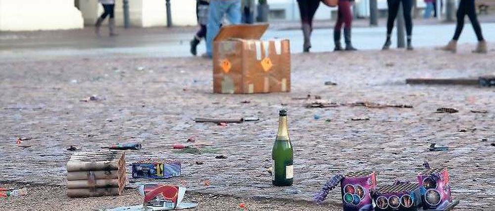 Impressionen vom Luisenplatz. Am Brandenburger Tor waren auch am zweiten Tag nach der Silvesternacht zumindest bis zum Nachmittag keine Reinigungsarbeiten zu beobachten. Touristen kamen auf ihrem Weg zum Park Sanssouci an leeren Sektflaschen und zahllosen Feuerwerksresten vorbei.