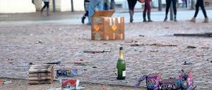 Impressionen vom Luisenplatz. Am Brandenburger Tor waren auch am zweiten Tag nach der Silvesternacht zumindest bis zum Nachmittag keine Reinigungsarbeiten zu beobachten. Touristen kamen auf ihrem Weg zum Park Sanssouci an leeren Sektflaschen und zahllosen Feuerwerksresten vorbei.