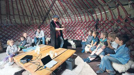 Märchenzeit im Nomadenland. Edward Scheuzger, Schauspieler aus der Schweiz, erzählt spannende Geschichten in der kirgisischen Jurte.