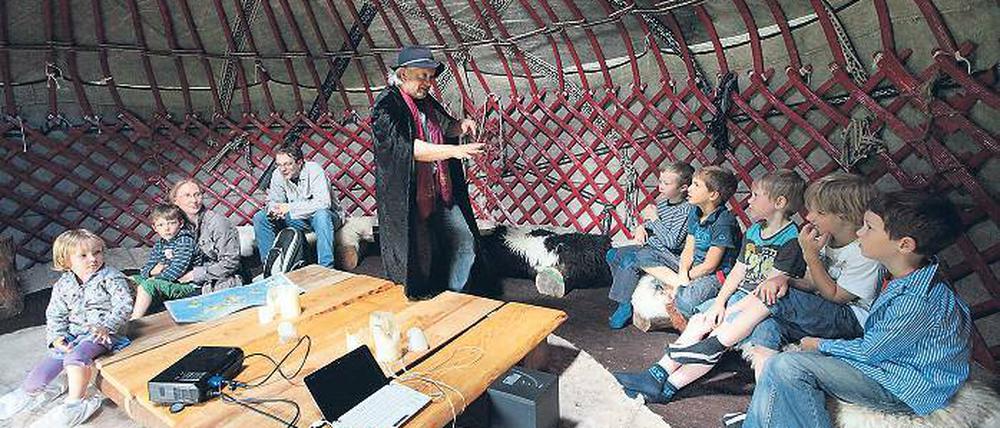Märchenzeit im Nomadenland. Edward Scheuzger, Schauspieler aus der Schweiz, erzählt spannende Geschichten in der kirgisischen Jurte.
