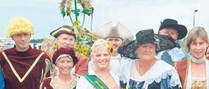 Wenn Phöben feiert. Mitglieder des Heimatvereins verkleideten sich bei der Krönung ihrer Sonnenblumenkönigin im Jahr 2008 mit Kostümen des alten Landadels.