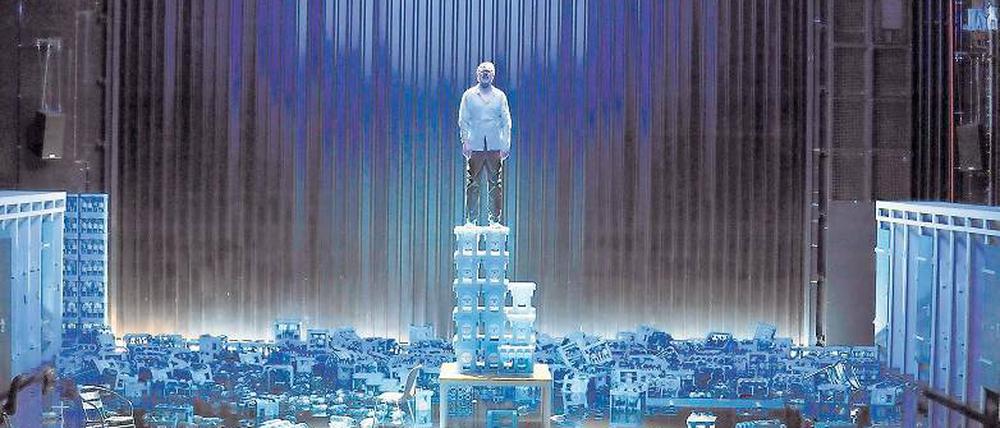 Wacklige Balance auf Leergut. Nicht nur das Hans Otto Theater (hier die Inszenierung von Ibsens „Der Volksfeind“ mit René Schwittay) beklagt eine Unterfinanzierung.