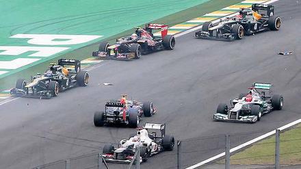 Verkehrt im Verkehr. Sebastian Vettel dreht sich im letzten und entscheidenden Formel-1-Rennen in Brasilien – und wird am Ende trotzdem Weltmeister. Dabei halfen ihm auch der Regen und Sympathien aus dem Fahrerfeld.