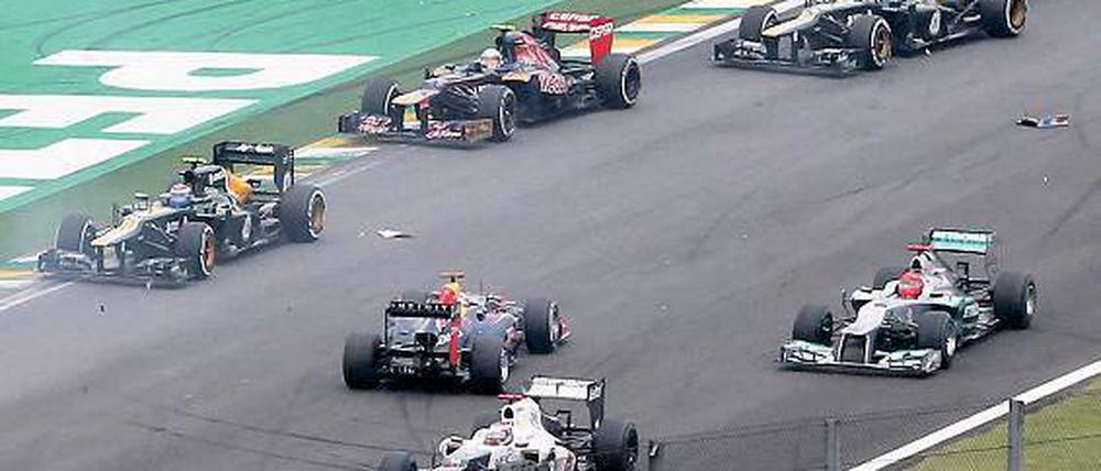 Verkehrt im Verkehr. Sebastian Vettel dreht sich im letzten und entscheidenden Formel-1-Rennen in Brasilien – und wird am Ende trotzdem Weltmeister. Dabei halfen ihm auch der Regen und Sympathien aus dem Fahrerfeld.