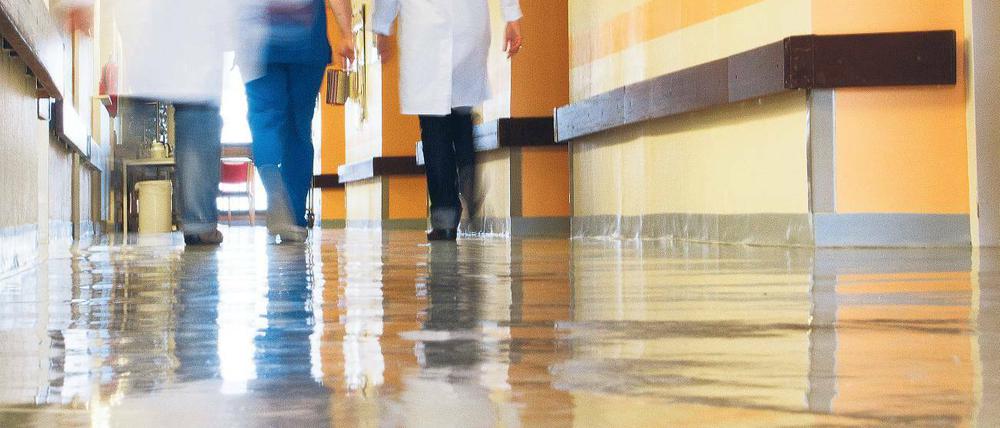 Lange Wege. Auch nach der Suspendierung eines Pflegers, der ein Mädchen sexuell missbraucht haben soll, kommt die Klinik nicht zur Ruhe. Ein weiteres mutmaßliches Opfer hat sich jetzt einen Rechtsanwalt genommen.