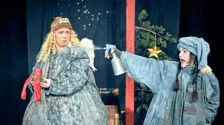 Freud und Leid. Der Schutzengel (Anna Menzel), r.) kann sich nicht über den Weihnachts-Hokuspokus seines Kollegen (Susanne Olbrich) freuen.