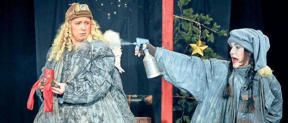 Freud und Leid. Der Schutzengel (Anna Menzel), r.) kann sich nicht über den Weihnachts-Hokuspokus seines Kollegen (Susanne Olbrich) freuen.