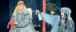 Freud und Leid. Der Schutzengel (Anna Menzel), r.) kann sich nicht über den Weihnachts-Hokuspokus seines Kollegen (Susanne Olbrich) freuen.
