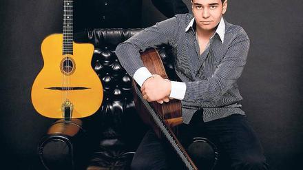 Wenn der Vater mit dem Sohn. Joschi Graf mit seinem 20-jährigen Sohn Gismo, der auf den sechs Saiten seiner Gitarre wahre Wunder zu vollbringen vermag.