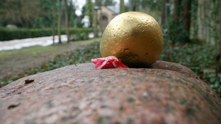 Auf dem Bornstedter Friedhof erinnert ein Grabstein an das Baby, dessen Leiche am 23. Dezember 2011 in Potsdam gefunden wurde.