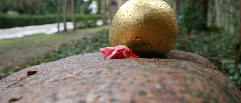 Auf dem Bornstedter Friedhof erinnert ein Grabstein an das Baby, dessen Leiche am 23. Dezember 2011 in Potsdam gefunden wurde.