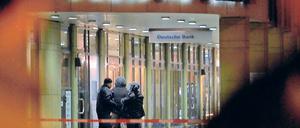 Anspannung. Polizisten eines Spezialeinsatzkommandos stehen am Freitag vor der Filiale der Deutschen Bank in Berlin-Zehlendorf. Ein bislang nicht identifizierter Mann hatte zuvor einen Bankangestellten als Geisel genommen und mit einer Bombe gedroht.