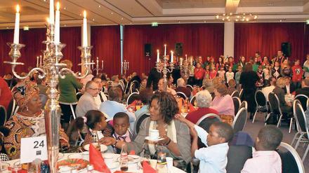 Ein Genuss. Statt Torte wie in den Vorjahren gab es bei der Weihnachtsfeier der Arbeiterwohlfahrt für Obdachlose und davon bedrohte Potsdamer diesmal Eis. Das sollte vor allem den Kindern gefallen, schmeckte aber auch älteren Gästen.