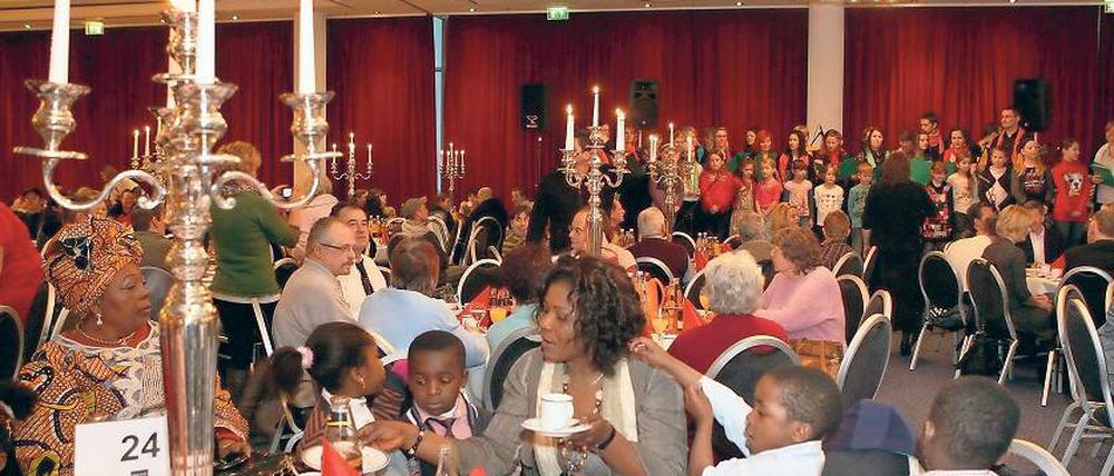 Ein Genuss. Statt Torte wie in den Vorjahren gab es bei der Weihnachtsfeier der Arbeiterwohlfahrt für Obdachlose und davon bedrohte Potsdamer diesmal Eis. Das sollte vor allem den Kindern gefallen, schmeckte aber auch älteren Gästen.