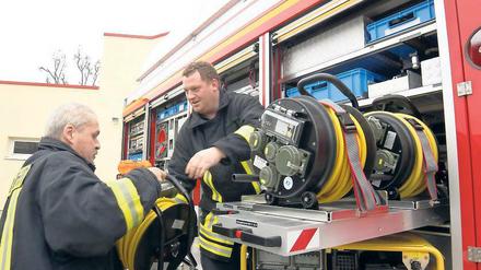 Technik für alle Fälle. Michendorfs Feuerwehrleute inspizierten am Freitag die umfangreiche Ausrüstung des neuen Einsatzfahrzeugs.
