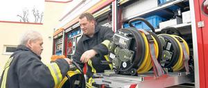 Technik für alle Fälle. Michendorfs Feuerwehrleute inspizierten am Freitag die umfangreiche Ausrüstung des neuen Einsatzfahrzeugs.