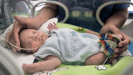 In guten Händen: Das Bergmann-Klinikum kümmert sich ein interdisziplinäres Nachsorgeteam um die Betreuung von Frühgeborenen, auch zu Hause nach der Entlassung aus dem Krankenhaus. Die Leistung soll von den Krankenkassen übernommen werden.