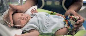 In guten Händen: Das Bergmann-Klinikum kümmert sich ein interdisziplinäres Nachsorgeteam um die Betreuung von Frühgeborenen, auch zu Hause nach der Entlassung aus dem Krankenhaus. Die Leistung soll von den Krankenkassen übernommen werden.