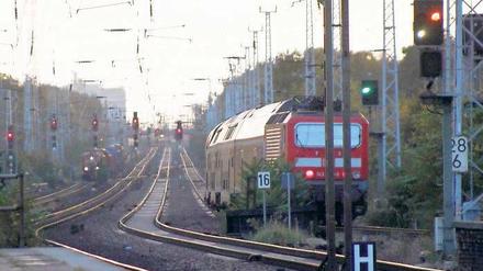 Auf dem Abstellgleis. Viele Jahre gab es vom Bahnhof Michendorf eine direkte Regionalbahnlinie zum Flughafen Schönefeld. Landrat Wolfgang Blasig will sich nicht damit abfinden, dass die Verbindung gestrichen wurde.