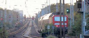 Auf dem Abstellgleis. Viele Jahre gab es vom Bahnhof Michendorf eine direkte Regionalbahnlinie zum Flughafen Schönefeld. Landrat Wolfgang Blasig will sich nicht damit abfinden, dass die Verbindung gestrichen wurde.