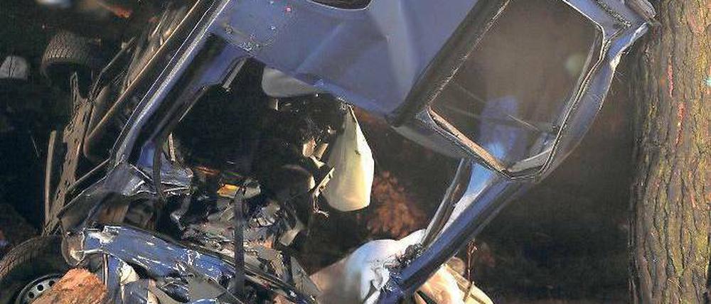Nach Unfall: Der Kleinbus blieb letztlich an einen Baum gelehnt stehen.