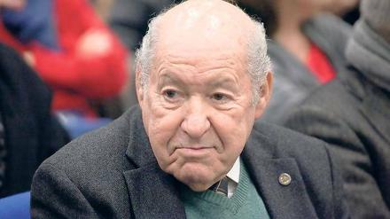 Gespaltene Seele. Der 87-jährige Sally Perel schrieb die Autobiographie „Ich war Hitlerjunge Salomon“. Als Jugendlicher überlebte er den Holocaust getarnt als Deutscher. Am Mittwoch war er in der Babelsberger Marienschule zu Gast.
