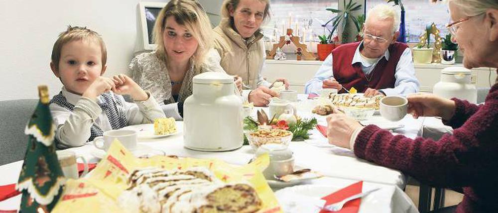 Weihnachtsfeier. Der dreijährige Jeremy ließ sich den Kuchen schmecken.