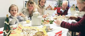 Weihnachtsfeier. Der dreijährige Jeremy ließ sich den Kuchen schmecken.