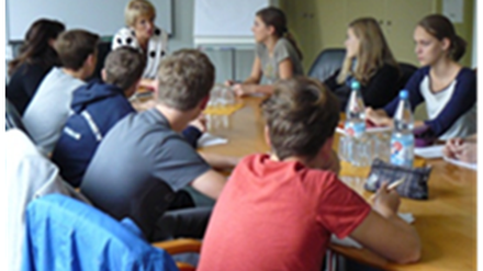 Die Neuntklässler des Humboldt-Gymnasiums im Interview mit der Bildungsministerin Martina Münch.