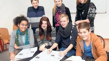 Stolze Zeitungsmacher. Die Schüler des Kurses Gesellschaftswissenschaften der neunten Klasse des Humboldt-Gymnasiums haben am diesjährigen Schülerwettbewerb der Bundeszentrale für politische Bildung teilgenommen.
