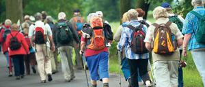 Neue Aufgaben. Senioren bei einer geführten Wandertour im mittelmärkischen Linthe.