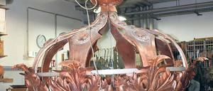 Kupferschmiede in Aktion. In Ottendorf-Okrilla wird derzeit die Wetterfahne für die Garnisonkirche gefertigt, inklusive Krone.