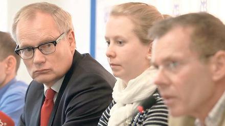 In ruhiges Fahrwasser? SVB-Geschäftsführer Klaus Brüggemann (r.) verteidigte am Dienstag die Umwandlung des DKB-Darlehens in Genussscheine, die dem Drittligisten ein Plus von 1,3 Millionen Euro beschert. Die Vereinsvorstände Dirk Petermann und Frank H. Walter-von Gierke (1.u.2.v.l.) sollen die Geschicke des Vereins kommissarisch leiten – bis die Mitgliederversammlung Ende Januar einen neuen Vorstand wählt.