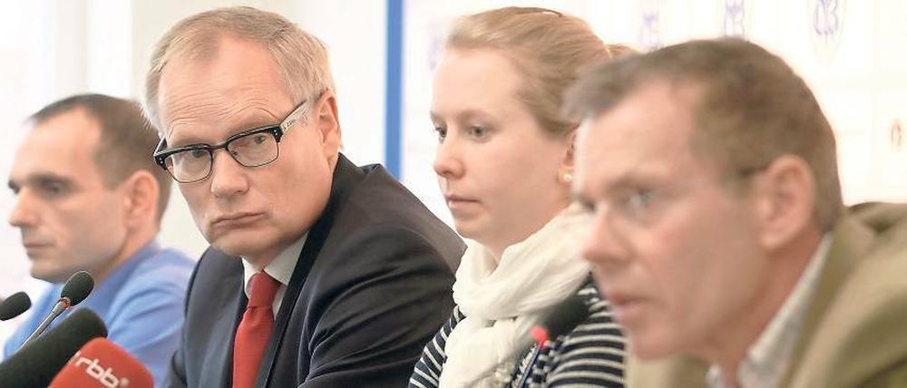 In ruhiges Fahrwasser? SVB-Geschäftsführer Klaus Brüggemann (r.) verteidigte am Dienstag die Umwandlung des DKB-Darlehens in Genussscheine, die dem Drittligisten ein Plus von 1,3 Millionen Euro beschert. Die Vereinsvorstände Dirk Petermann und Frank H. Walter-von Gierke (1.u.2.v.l.) sollen die Geschicke des Vereins kommissarisch leiten – bis die Mitgliederversammlung Ende Januar einen neuen Vorstand wählt.