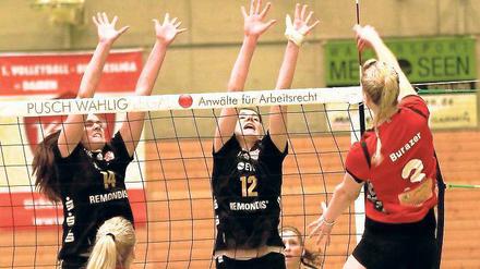 Wesentliche Rolle. Josephine Dörfler (Mitte) wird unter anderem für ihre universelle Einsetzbarkeit geschätzt. Das kam auch am vergangenen Spieltag zum Tragen, als sie ihre Aufgabe am Netz bestens meisterte.