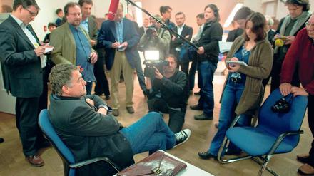 Lässiger Auftritt. Ex-Innenminister Rainer Speer stand am Dienstag im Landtag Rede und Antwort.