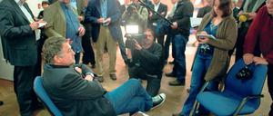 Lässiger Auftritt. Ex-Innenminister Rainer Speer stand am Dienstag im Landtag Rede und Antwort.