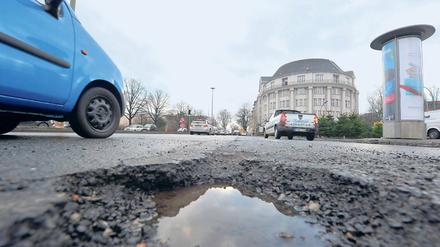 Ganz schön tief. Ein Schlagloch in Berlin am Tempelhofer Damm.