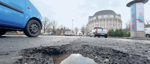 Ganz schön tief. Ein Schlagloch in Berlin am Tempelhofer Damm.